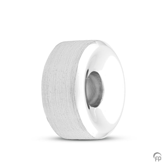 Hoogte: 15 mm, Afwerking: Mat. De gedenkbedel is geschikt om as en ook haar in te verwerken.