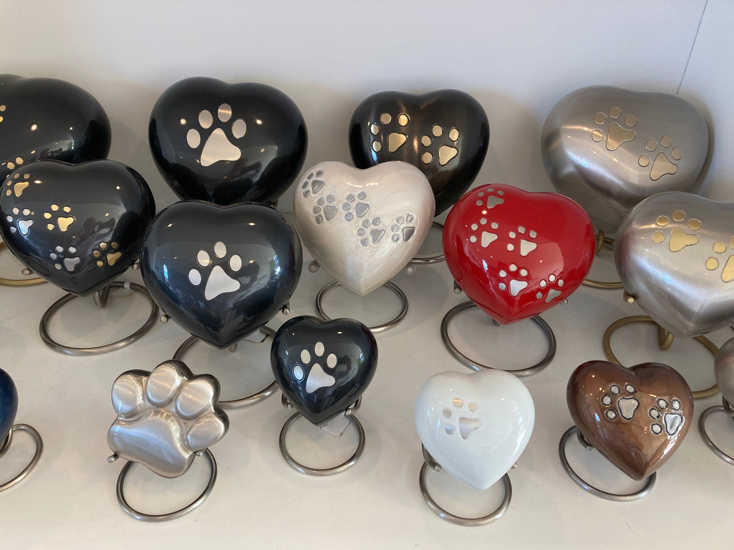 Deze orginele metalen mini urn is gemaakt van hoogwaardige materialen zoals messing en aluminium, voorzien van een laklaag.alle