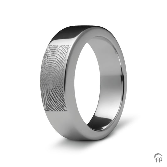 Deze asring van 6 mm breedte met vingerafdruk is heeft een subtiel weggewerkt askamertje, waar een symbolische hoeveelheid as of haar in kan bewaard worden.