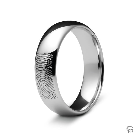 Deze ring van 6 mm breedte met vingerafdruk, heeft een stijlvol en strak design. Het is een tijdloos gedenksieraad met een afwerking naar keuze in glans of matte look.