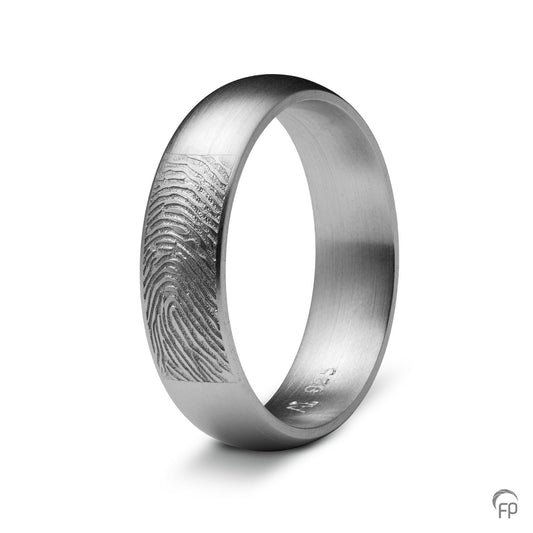 Deze ring van 6 mm breedte met vingerafdruk, heeft een stijlvol en strak design. Het is een tijdloos gedenksieraad met een afwerking naar keuze in glans of matte look.