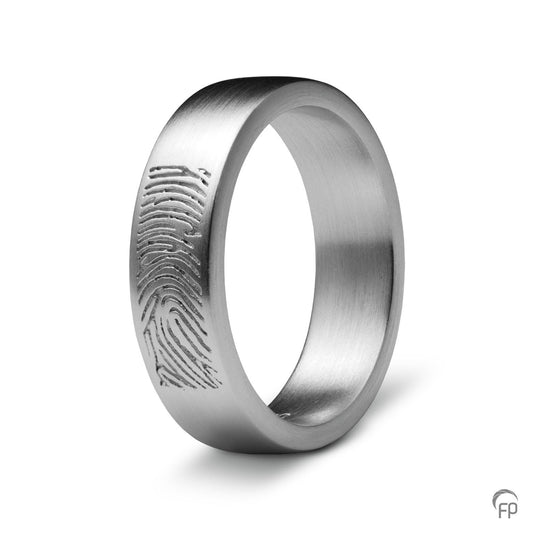 Deze ring van 6 mm breedte met vingerafdruk, heeft een stijlvol en strak design. Het is een tijdloos gedenksieraad met een afwerking naar keuze in glans of matte look.