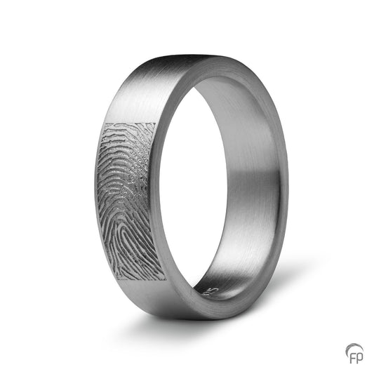 Deze ring van 8 mm breedte met vingerafdruk, heeft een stijlvol en strak design. Het is een tijdloos gedenksieraad met een afwerking naar keuze in glans of matte look.
