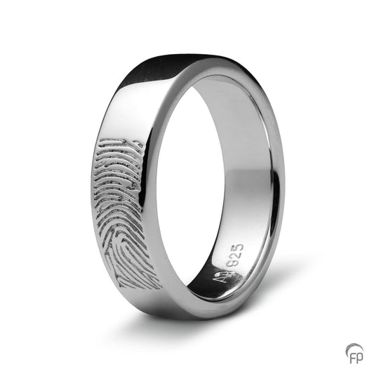 Deze ring van 7 mm breedte met vingerafdruk, heeft een stijlvol en strak design. Het is een tijdloos gedenksieraad met een afwerking naar keuze in glans of matte look.