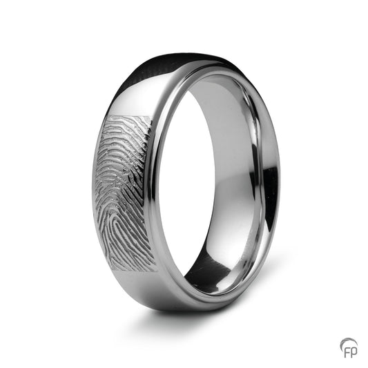 Deze ring van 6 mm breedte met vingerafdruk, heeft een stijlvol en strak design. Het is een tijdloos gedenksieraad met een afwerking naar keuze in glans of matte look.