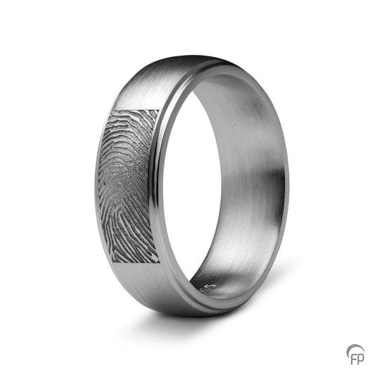 Deze ring van 6 mm breedte met vingerafdruk, heeft een stijlvol en strak design. Het is een tijdloos gedenksieraad met een afwerking naar keuze in glans of matte look.