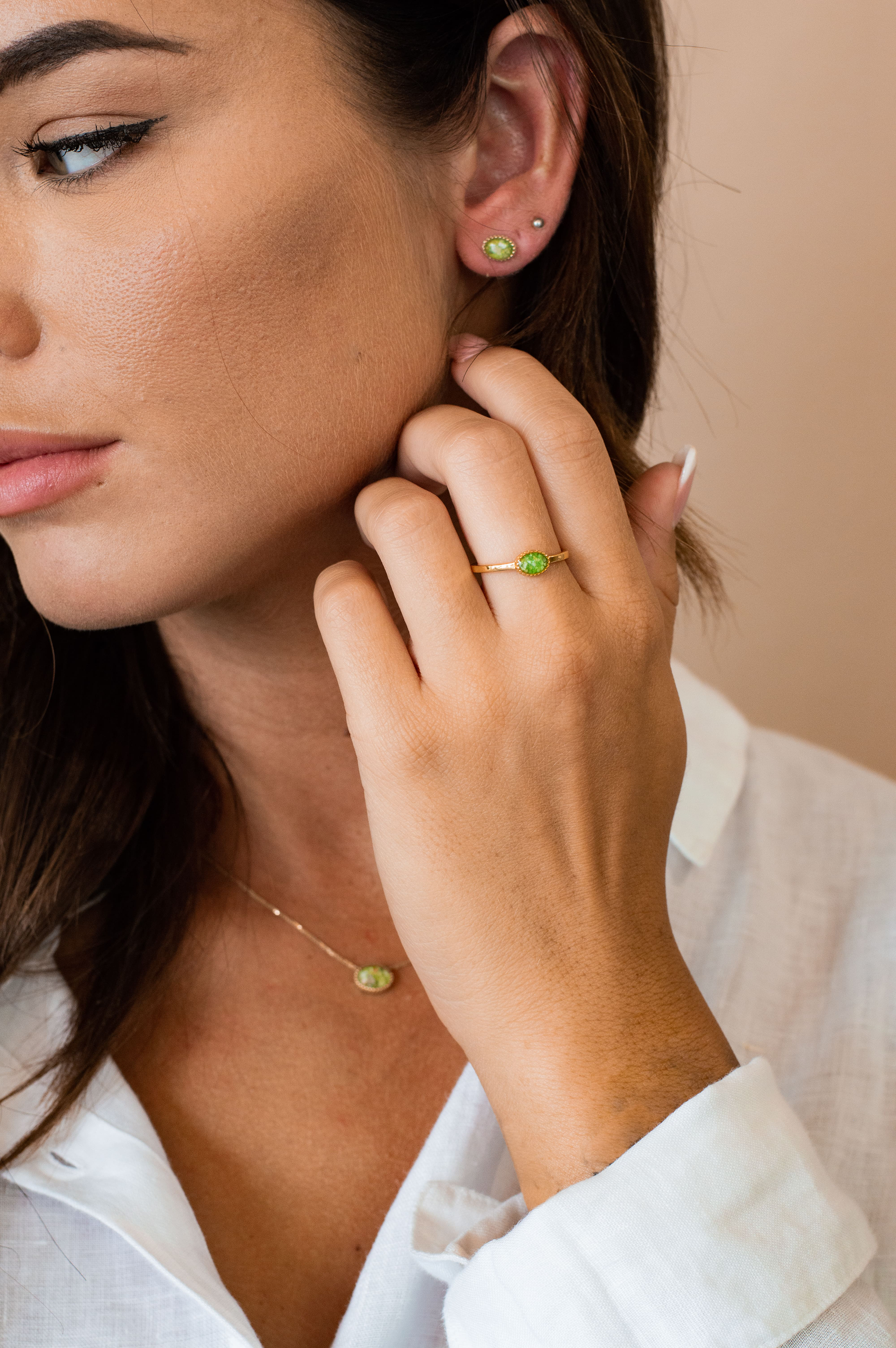 Gedenksieraad, ring met een hartje er boven op , waar zichtbaar as of haar  in verwerkt wordt. De asring is leverbaar in zilver en geelgoud/witgoud en roségoud. Alle