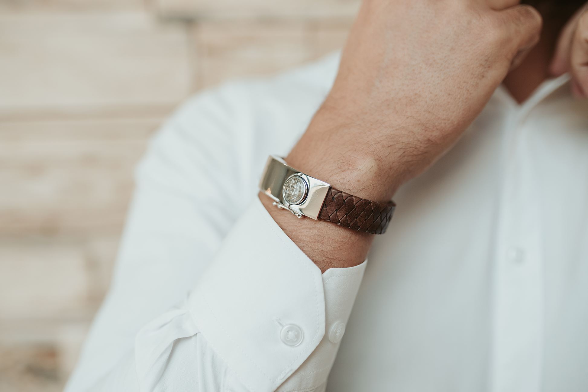 Lederen armband voorzien van as of haar in sluiting in zilver of goud.alle