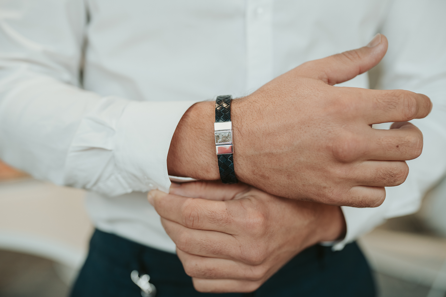 Lederen armband voorzien van as of haar in sluiting in zilver of goud.alle