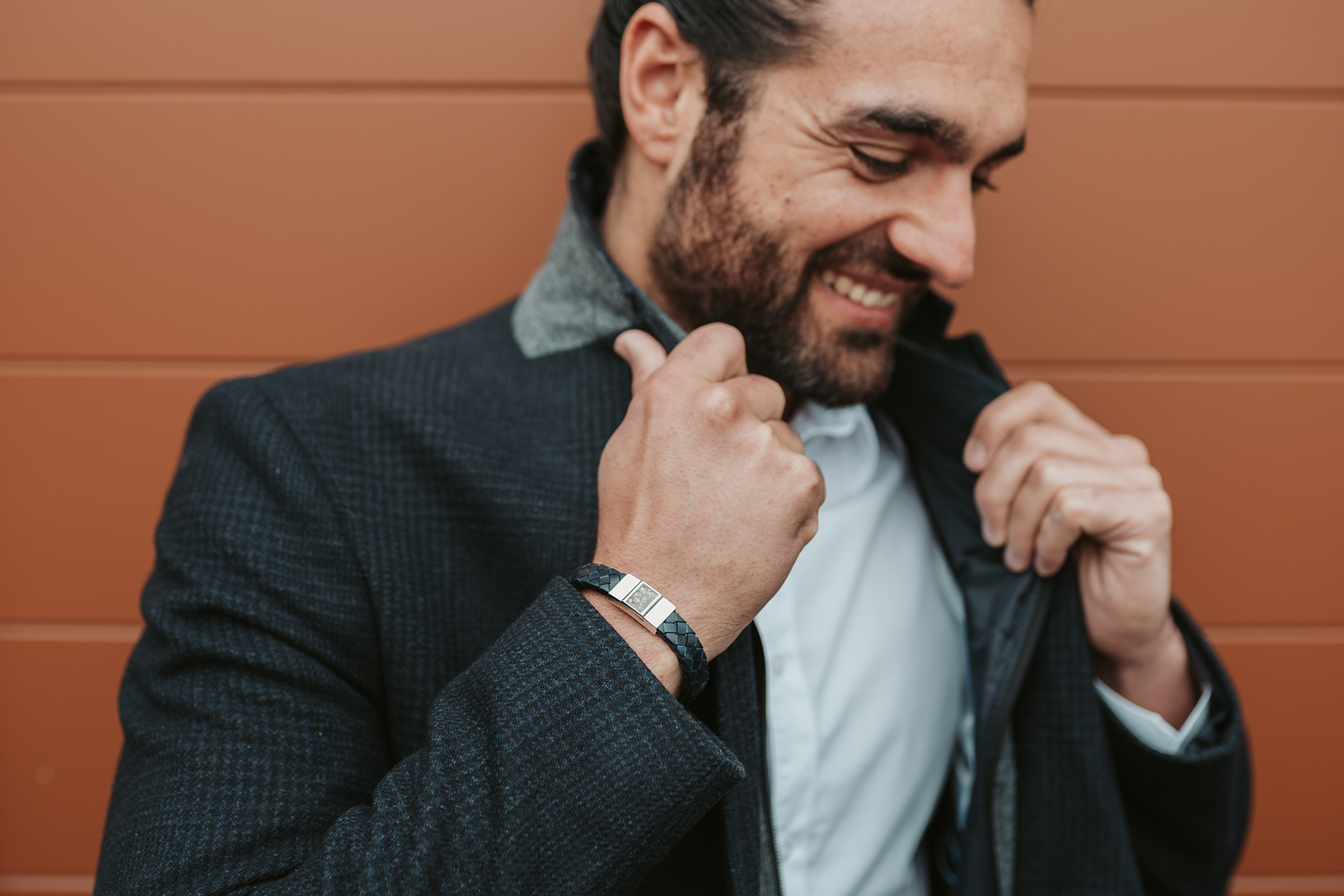 Lederen armband voorzien van as of haar in sluiting in zilver of goud.alle