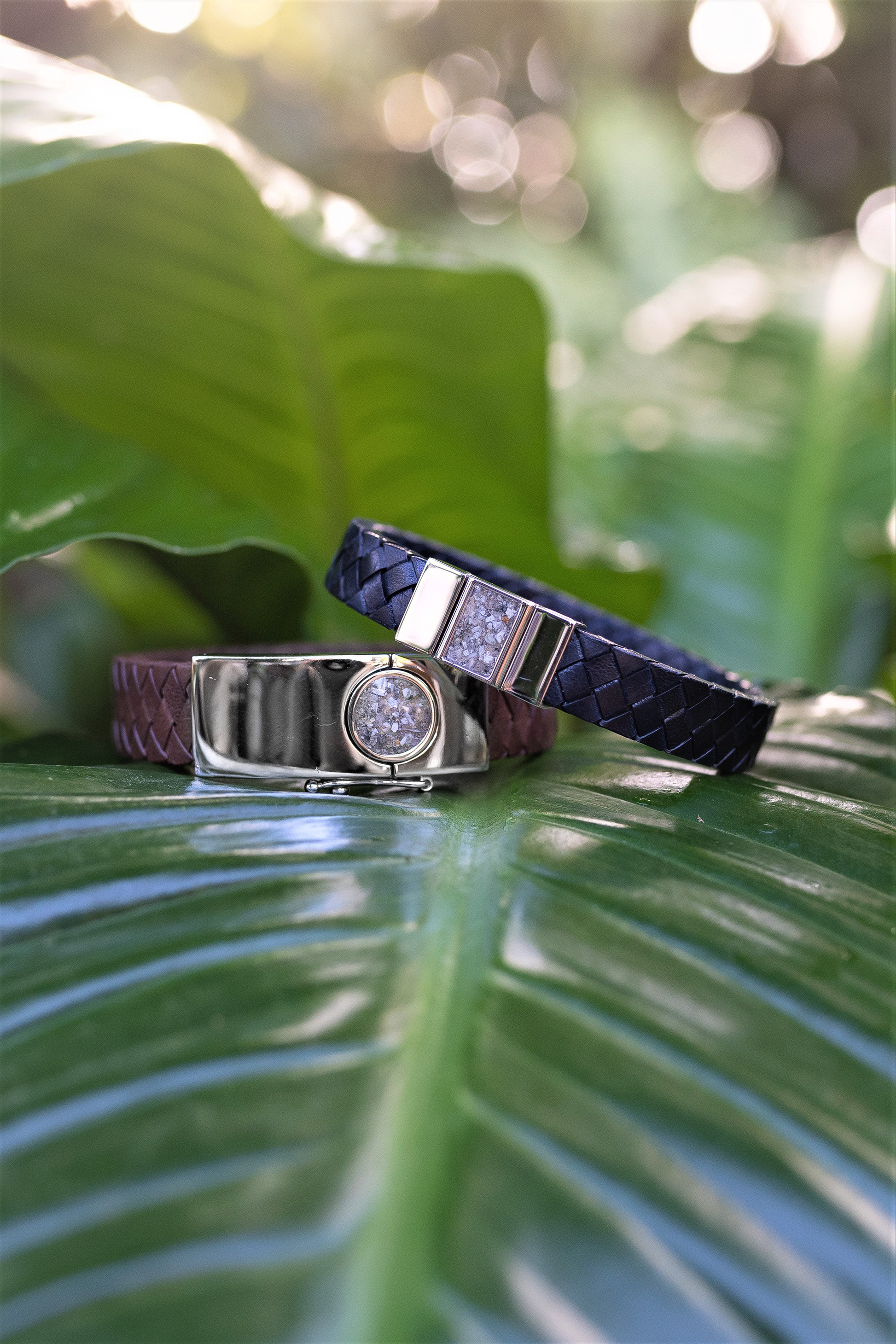 Lederen armband voorzien van as of haar in sluiting in zilver of goud.alle