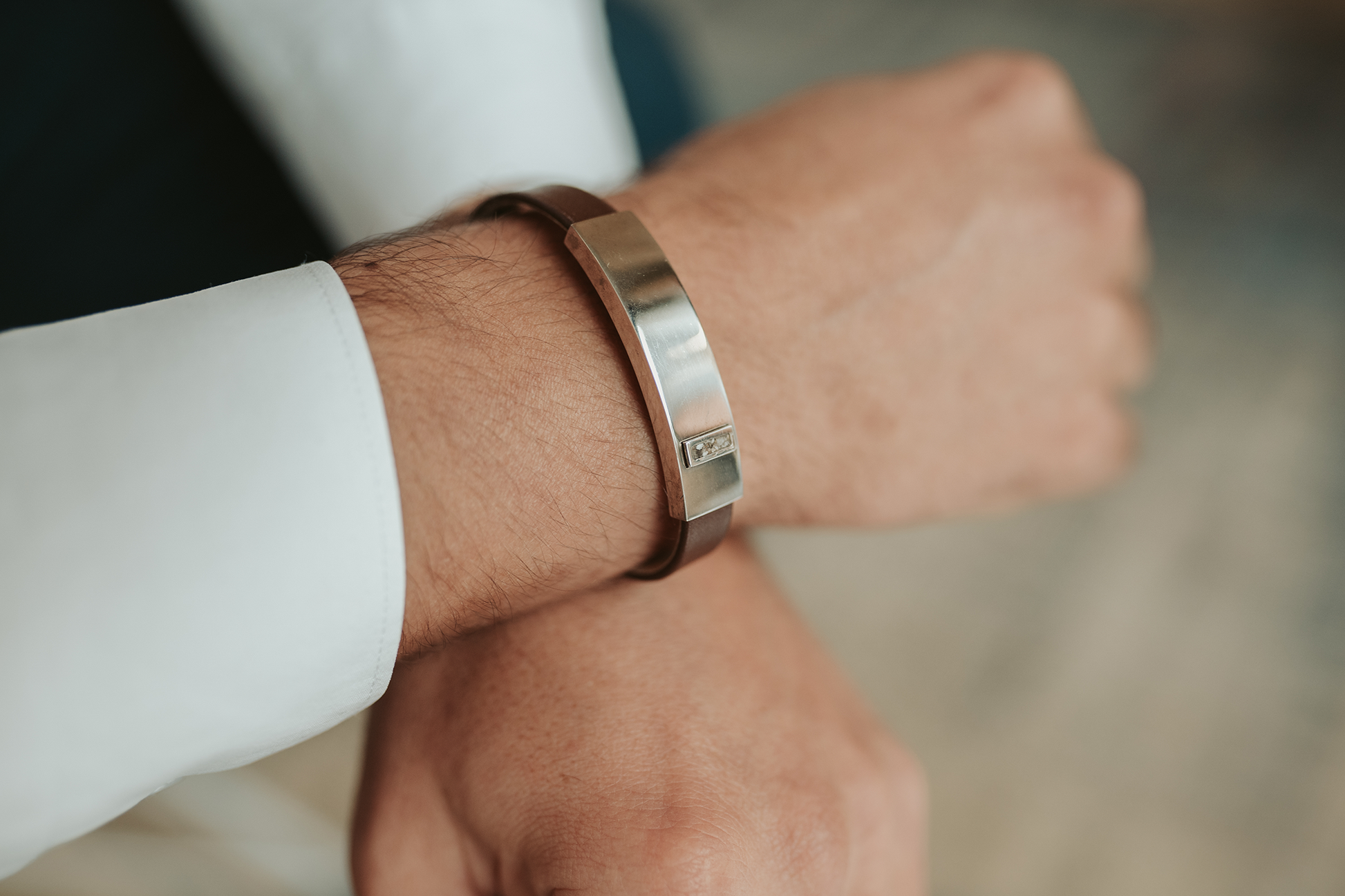 Lederen armband voorzien van as of haar in sluiting in zilver of goud. alle