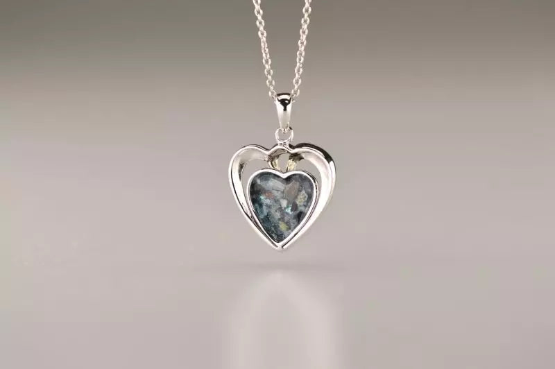 Ashanger hart als gedenksieraad, waar as en haar in verwerkt wordt.alle