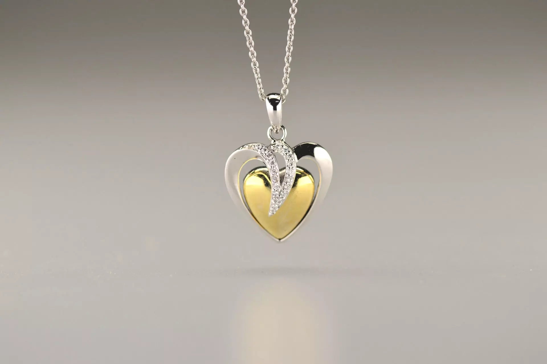 Ashanger hart als gedenksieraad, waar as en haar in verwerkt wordt.alle