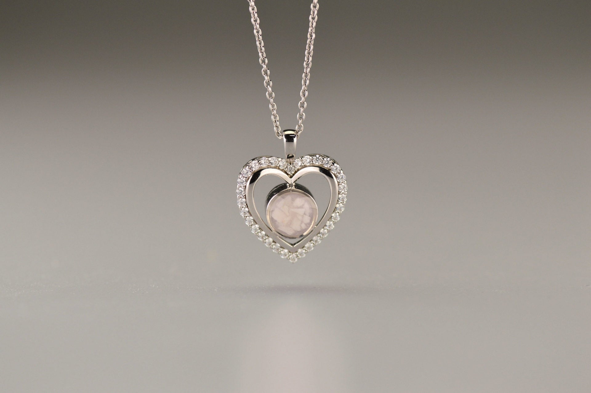 Ashanger hart als gedenksieraad, waar as en haar in verwerkt wordt.alle