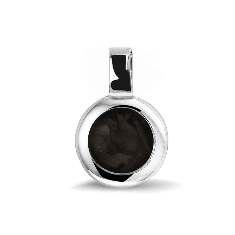Ronde ashanger, gedenksieraad, waar as en haar in verwerkt wordt.black