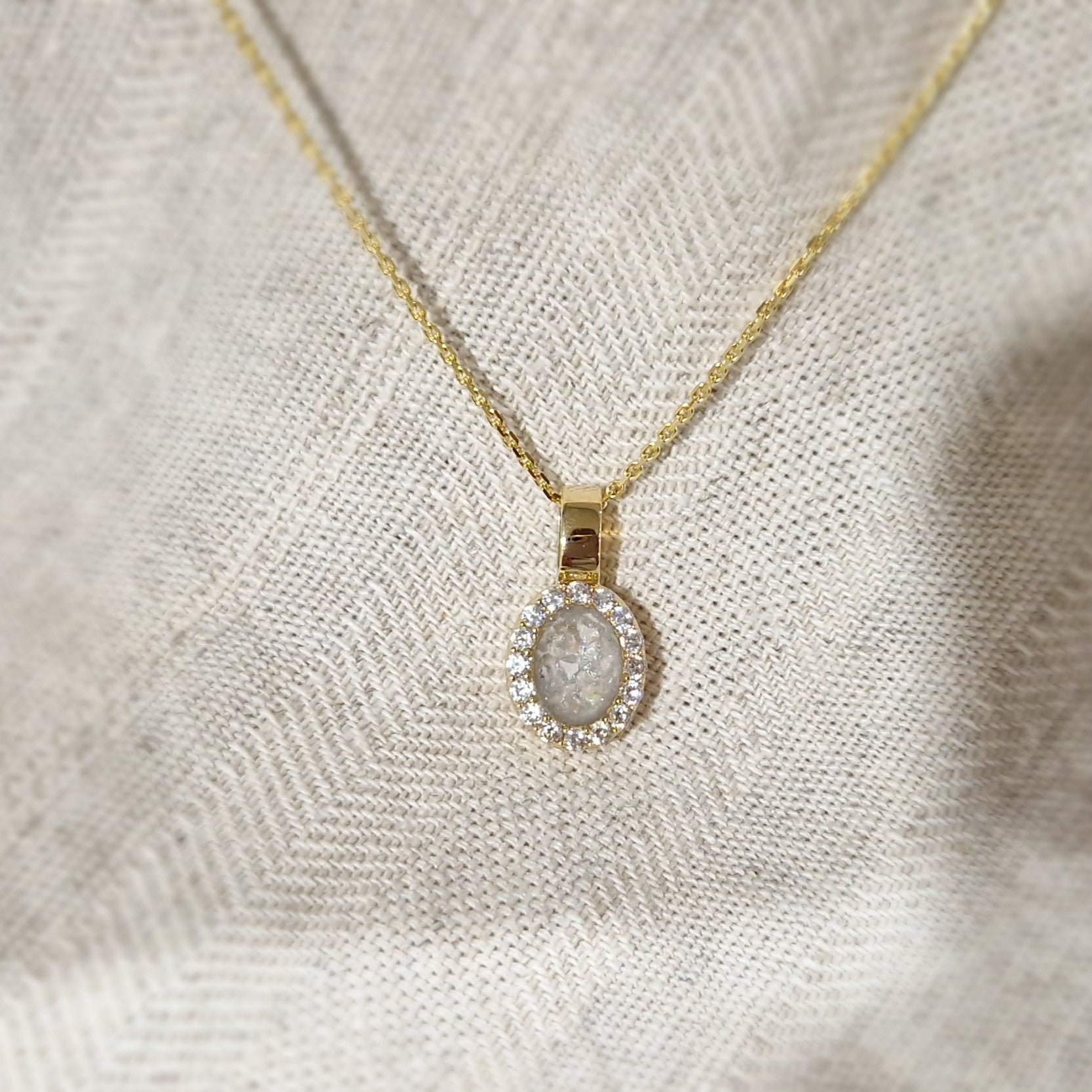 Ashanger, gedenksieraad, waar as en haar in verwerkt wordt.alle