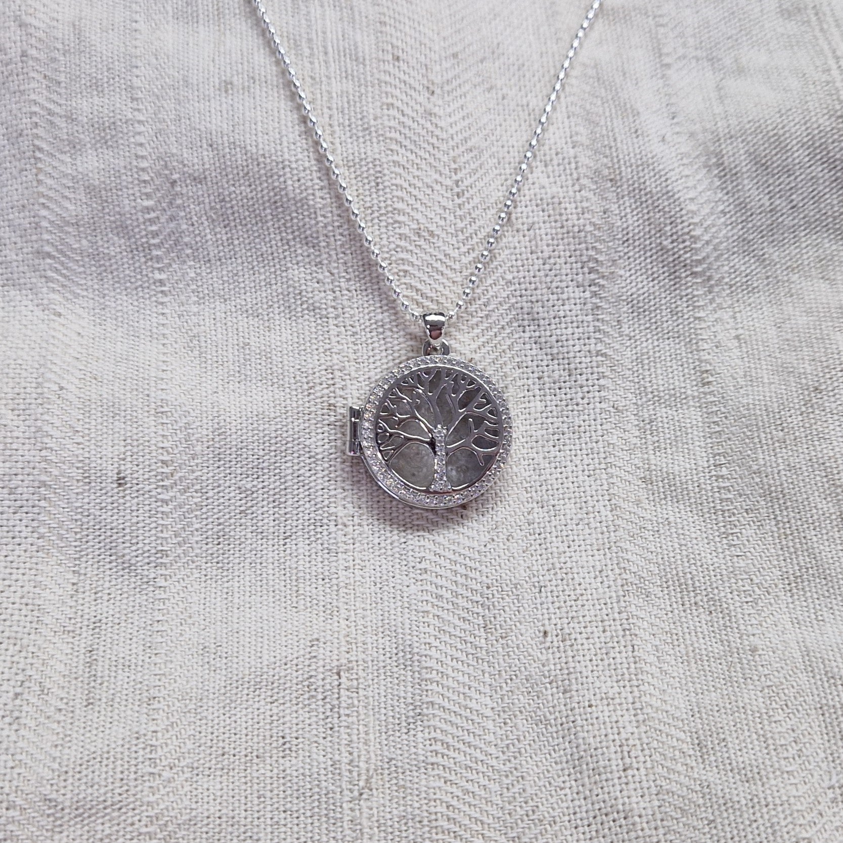 Ashanger levensboom, waar as en haar in verwerkt wordt.alle