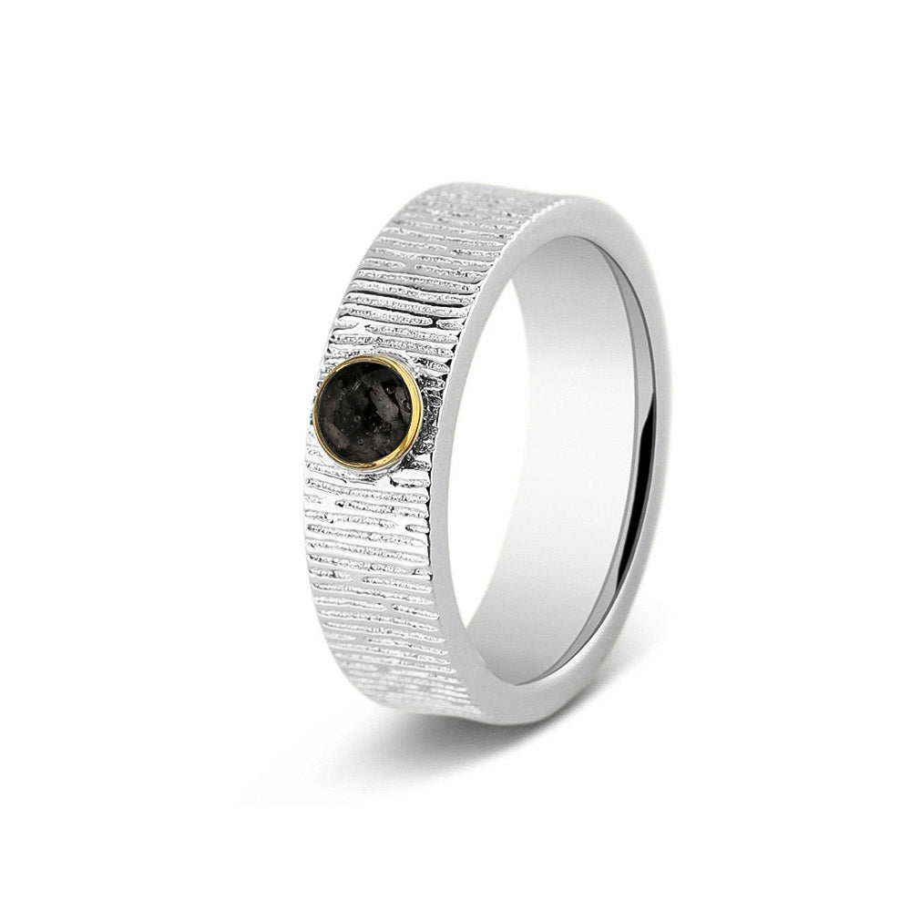 Ring 6 mm uit onze serie gedenksieraden, waar zichtbaar as of haar (of eventueel melktandjes of moedermelk) verwerkt wordt in het ronde ornamentje. Black