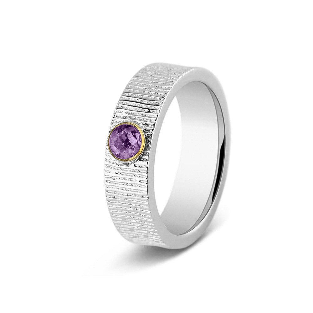 Ring 6 mm uit onze serie gedenksieraden, waar zichtbaar as of haar (of eventueel melktandjes of moedermelk) verwerkt wordt in het ronde ornamentje. Purple