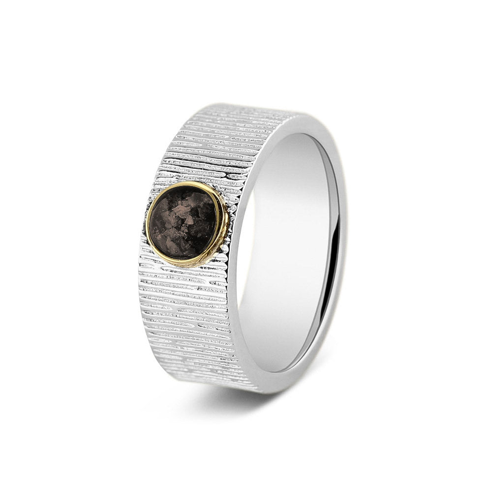 Herinneringsring van 8 mm breed, waar zichtbaar as of haar verwerkt wordt in het sierlijke ronde ornamentje van  geelgoud. Black