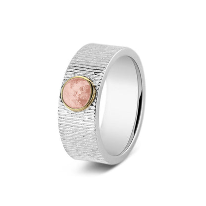 Herinneringsring van 8 mm breed, waar zichtbaar as of haar verwerkt wordt in het sierlijke ronde ornamentje van  geelgoud. Blush