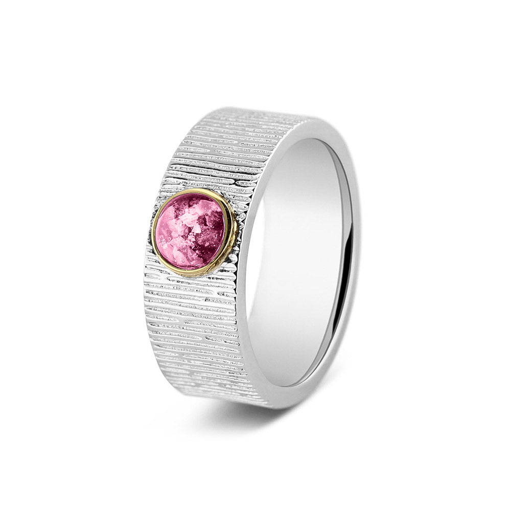 Herinneringsring van 8 mm breed, waar zichtbaar as of haar verwerkt wordt in het sierlijke ronde ornamentje van  geelgoud. Fluo
