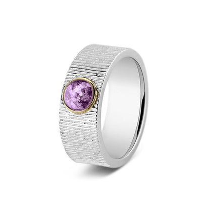 Herinneringsring van 8 mm breed, waar zichtbaar as of haar verwerkt wordt in het sierlijke ronde ornamentje van  geelgoud. Purple