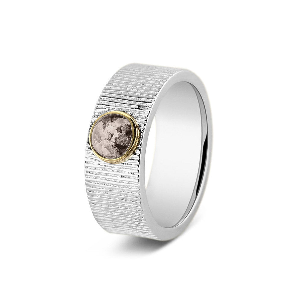 Herinneringsring van 8 mm breed, waar zichtbaar as of haar verwerkt wordt in het sierlijke ronde ornamentje van  geelgoud. Silver