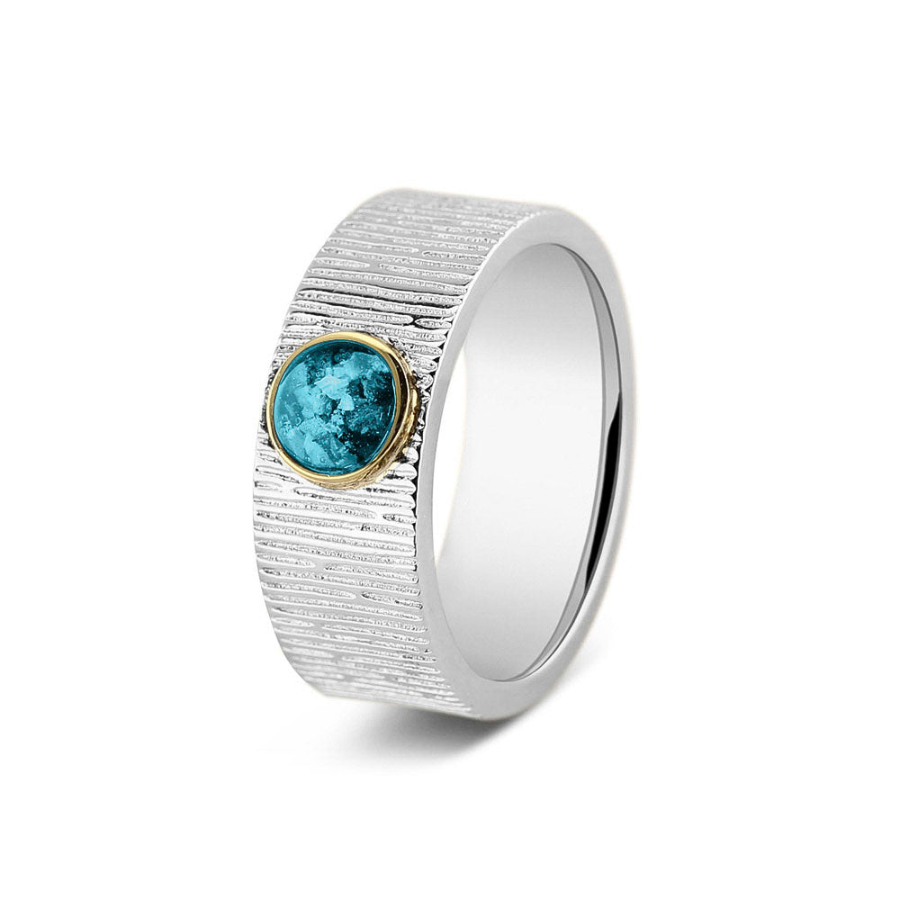 Herinneringsring van 8 mm breed, waar zichtbaar as of haar verwerkt wordt in het sierlijke ronde ornamentje van  geelgoud. Turquoise