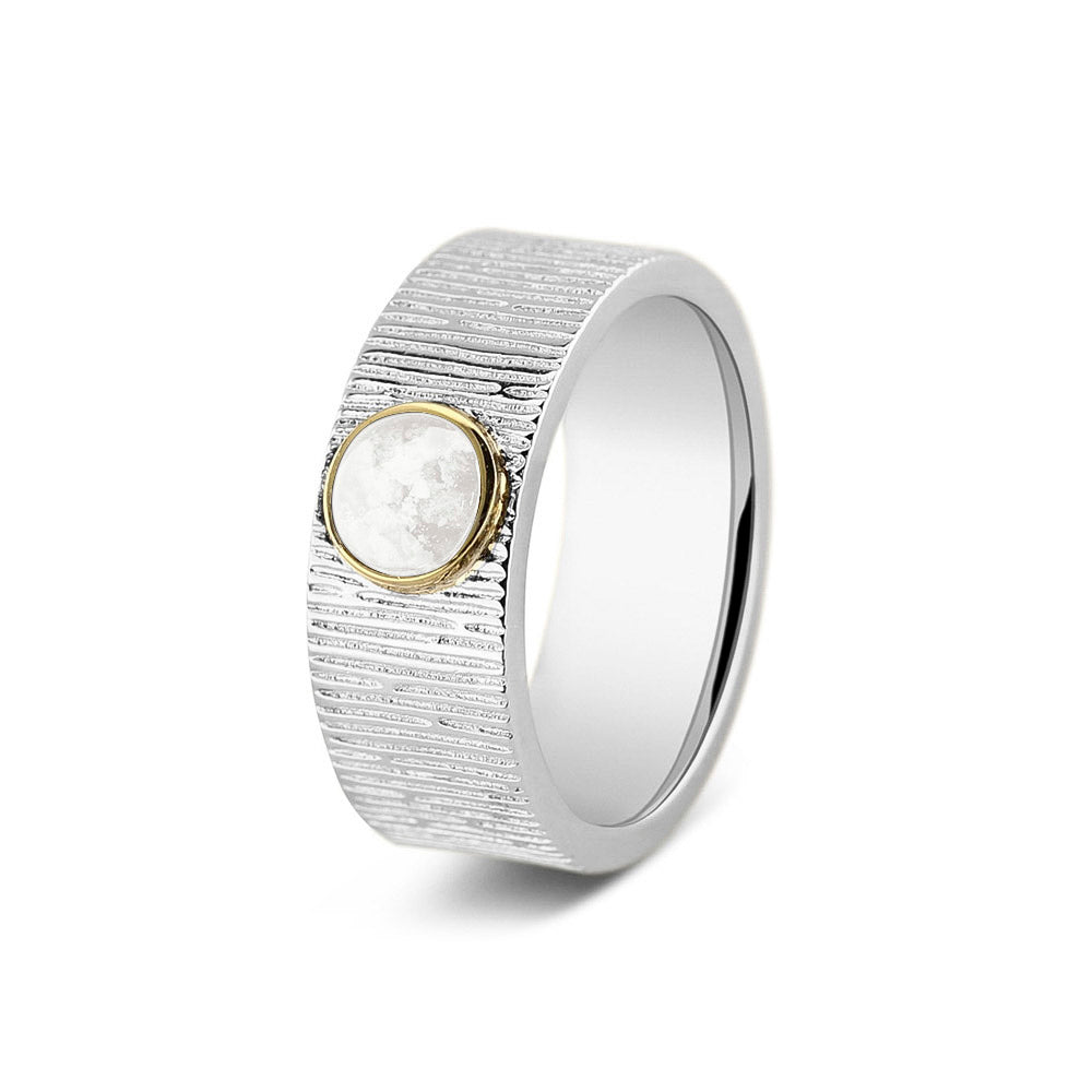 Herinneringsring van 8 mm breed, waar zichtbaar as of haar verwerkt wordt in het sierlijke ronde ornamentje van  geelgoud. White