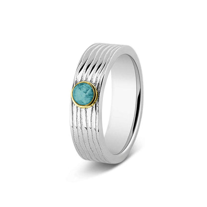Herinneringsring 6 mm, waar zichtbaar as of haar verwerkt wordt in het sierlijke ronde ornamentje van  geelgoud. Aqua