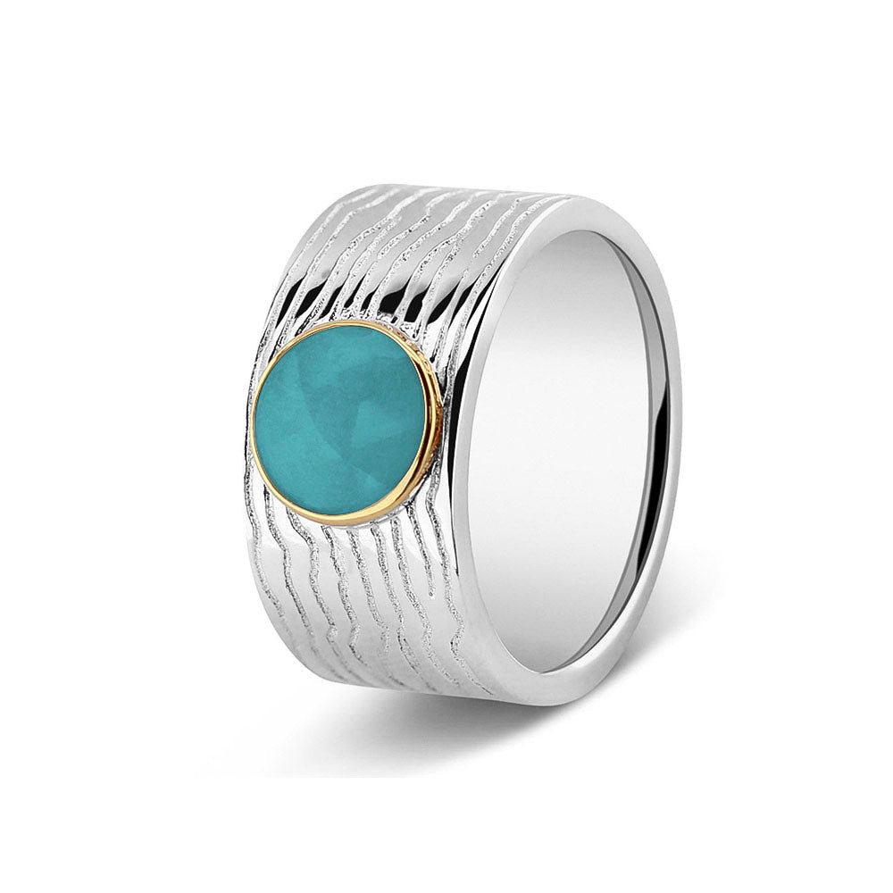 Herinneringsring 10 mm, waar zichtbaar as of haar verwerkt wordt in het sierlijke ronde ornamentje van  geelgoud. aqua