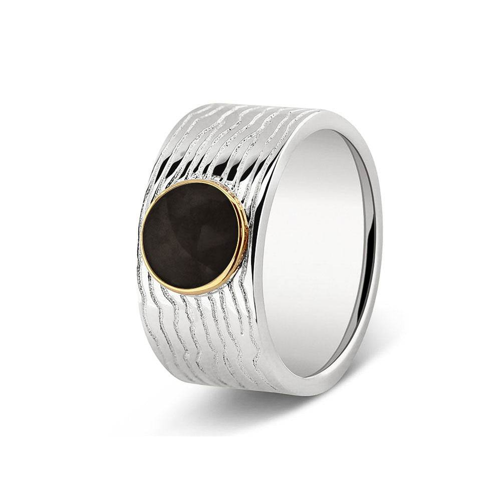 Herinneringsring 10 mm, waar zichtbaar as of haar verwerkt wordt in het sierlijke ronde ornamentje van  geelgoud. black