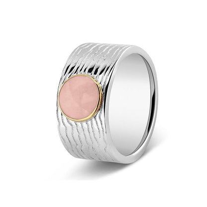 Herinneringsring 10 mm, waar zichtbaar as of haar verwerkt wordt in het sierlijke ronde ornamentje van  geelgoud. blush