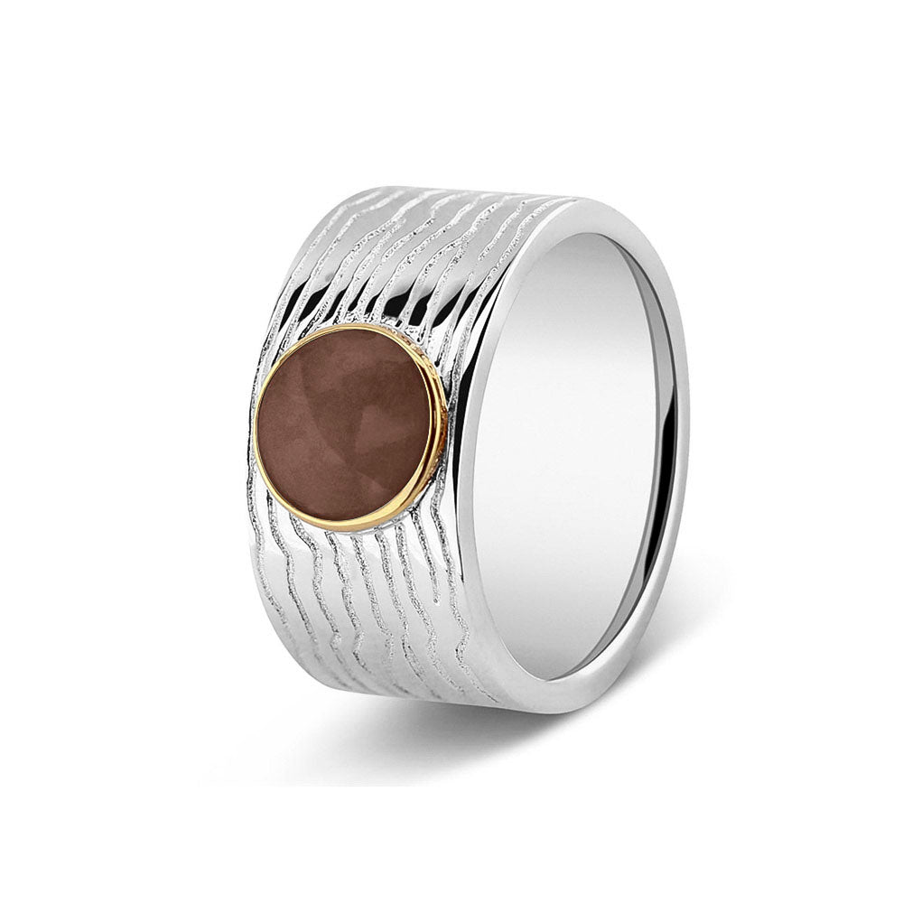 Herinneringsring 10 mm, waar zichtbaar as of haar verwerkt wordt in het sierlijke ronde ornamentje van  geelgoud. brown