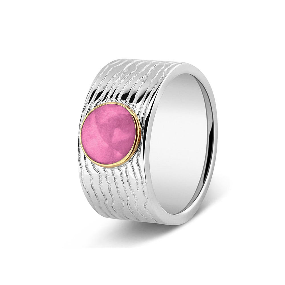 Herinneringsring 10 mm, waar zichtbaar as of haar verwerkt wordt in het sierlijke ronde ornamentje van  geelgoud. fluo