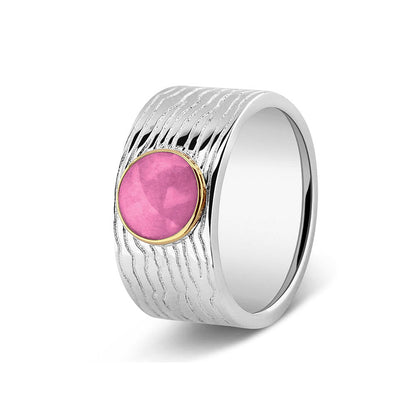 Herinneringsring 10 mm, waar zichtbaar as of haar verwerkt wordt in het sierlijke ronde ornamentje van  geelgoud. fluo