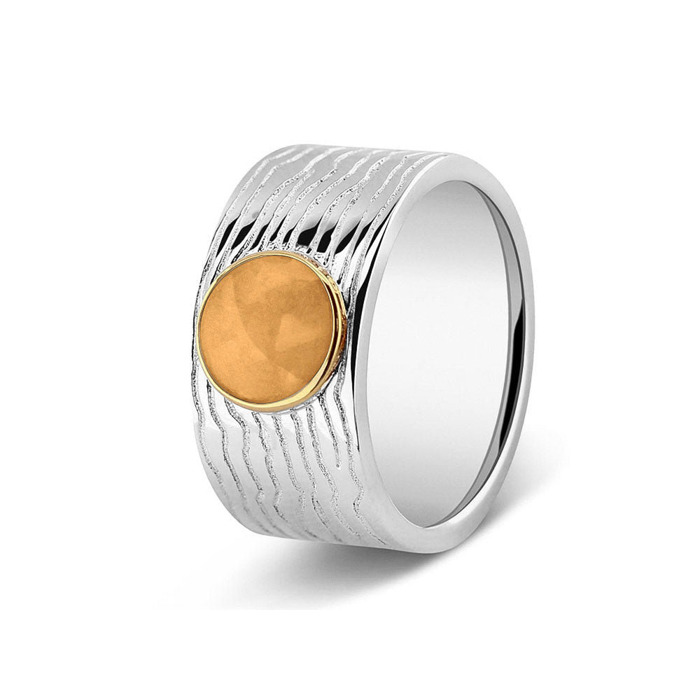 Herinneringsring 10 mm, waar zichtbaar as of haar verwerkt wordt in het sierlijke ronde ornamentje van  geelgoud. gold