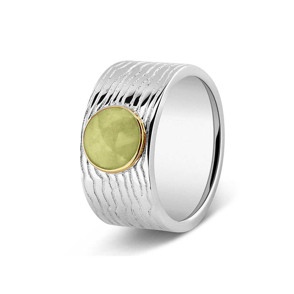 Herinneringsring 10 mm, waar zichtbaar as of haar verwerkt wordt in het sierlijke ronde ornamentje van  geelgoud. olive