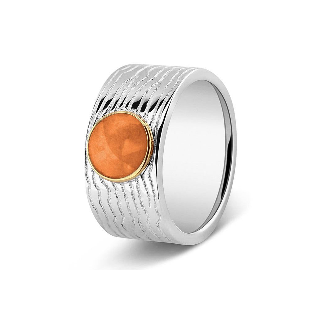 Herinneringsring 10 mm, waar zichtbaar as of haar verwerkt wordt in het sierlijke ronde ornamentje van  geelgoud. orange