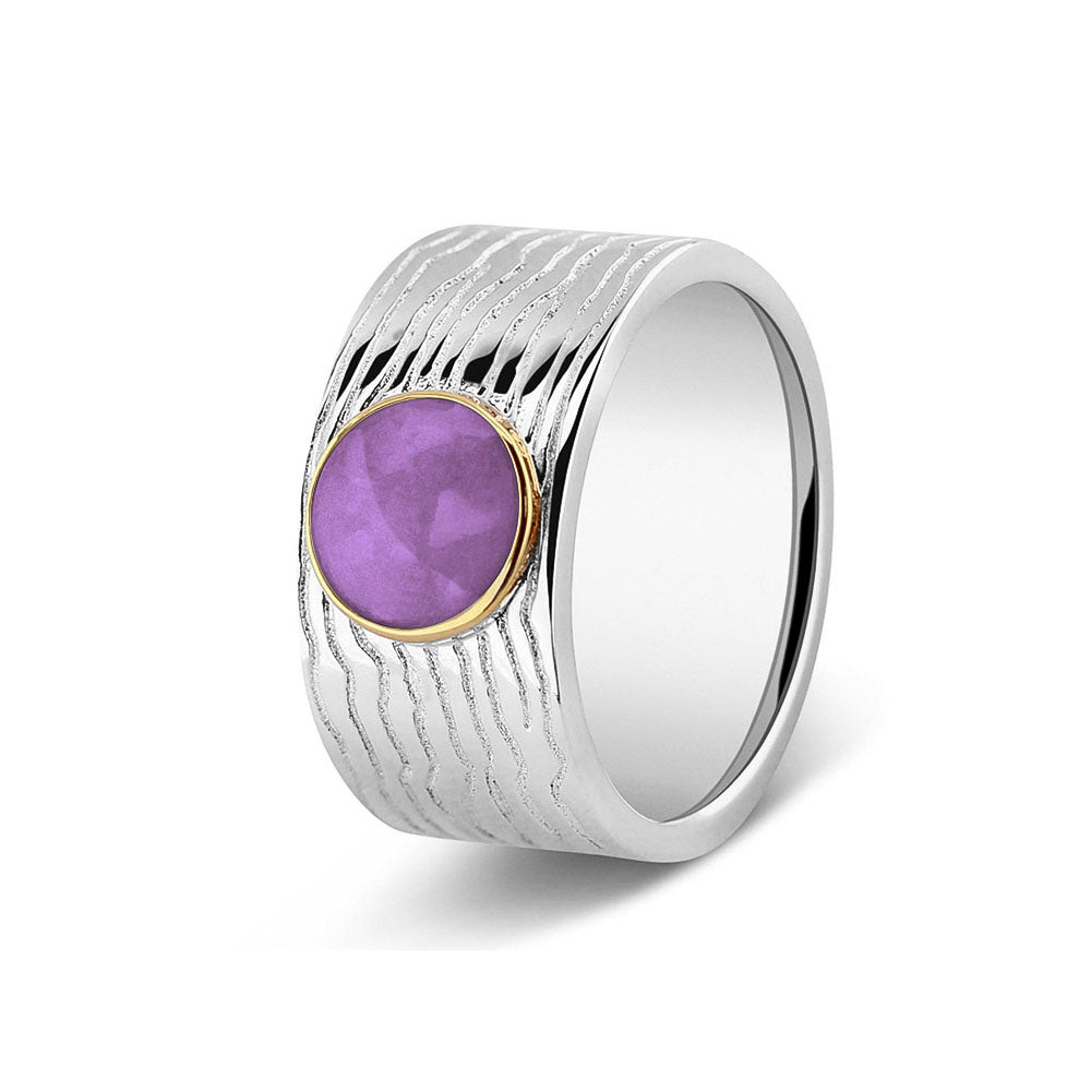 Herinneringsring 10 mm, waar zichtbaar as of haar verwerkt wordt in het sierlijke ronde ornamentje van  geelgoud. purple