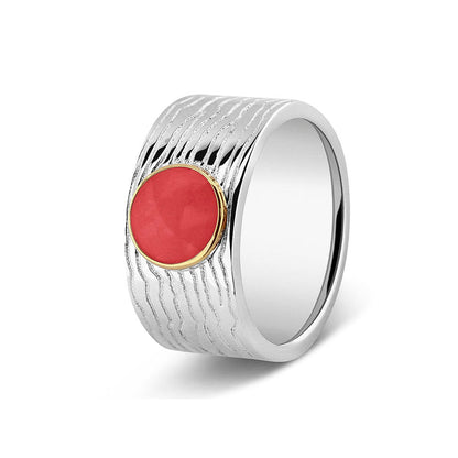 Herinneringsring 10 mm, waar zichtbaar as of haar verwerkt wordt in het sierlijke ronde ornamentje van  geelgoud. red