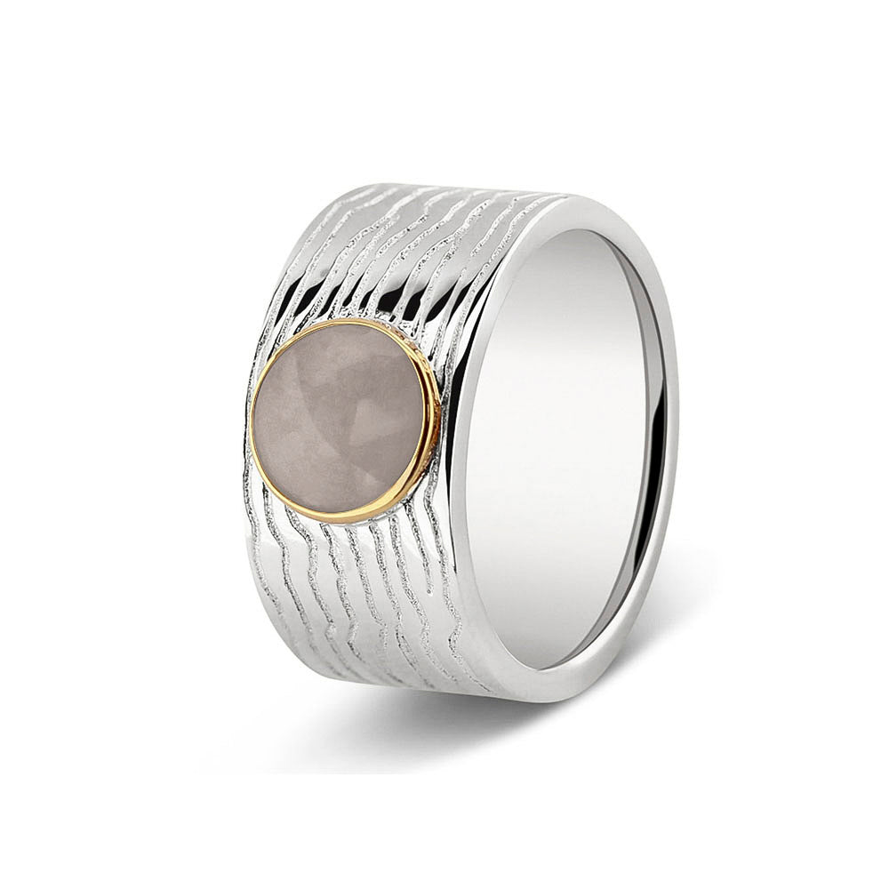 Herinneringsring 10 mm, waar zichtbaar as of haar verwerkt wordt in het sierlijke ronde ornamentje van  geelgoud. silver