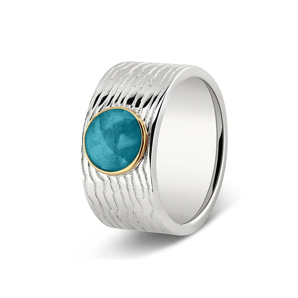 Herinneringsring 10 mm, waar zichtbaar as of haar verwerkt wordt in het sierlijke ronde ornamentje van  geelgoud. turquoise