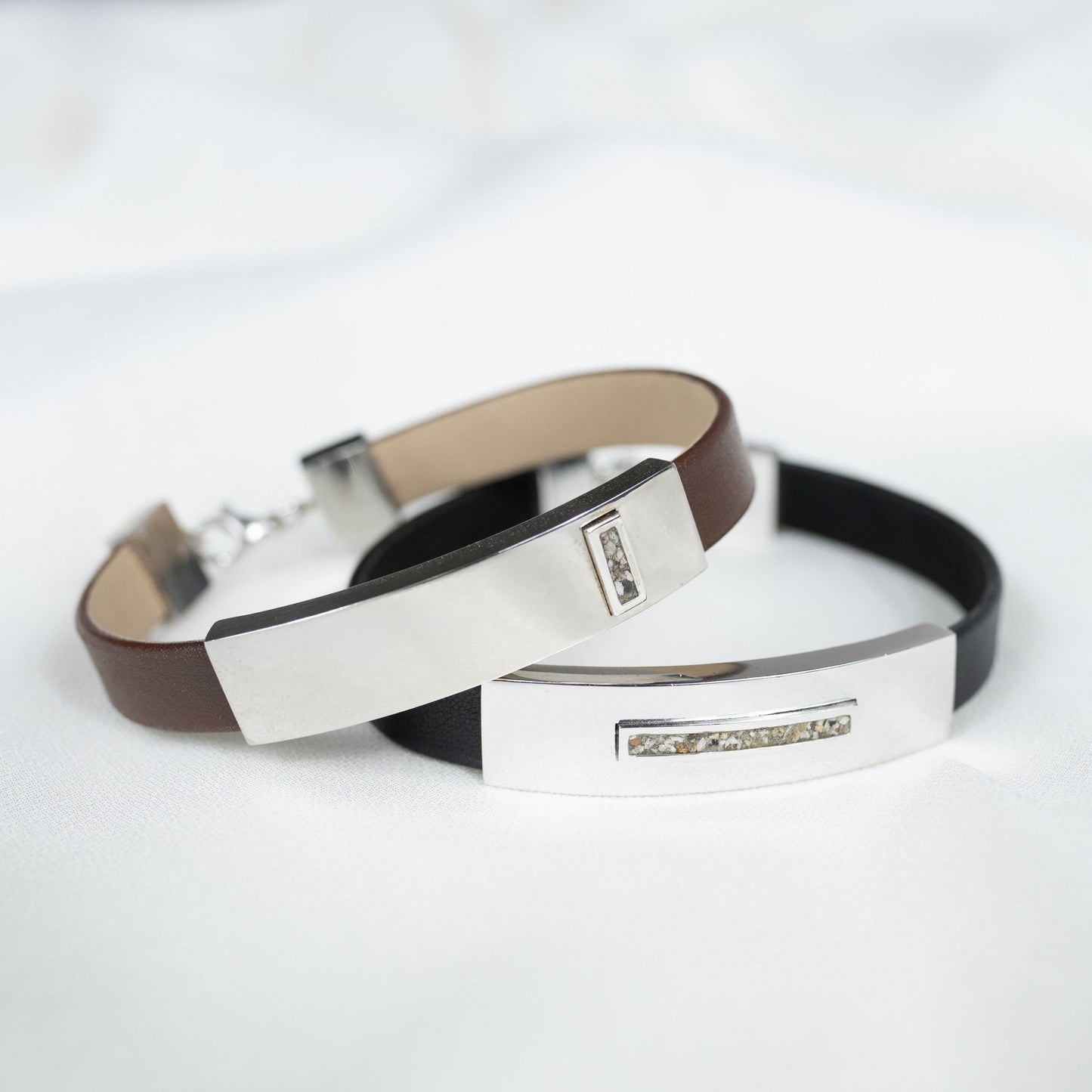 Lederen armband voorzien van as of haar in sluiting in zilver of goud.alle
