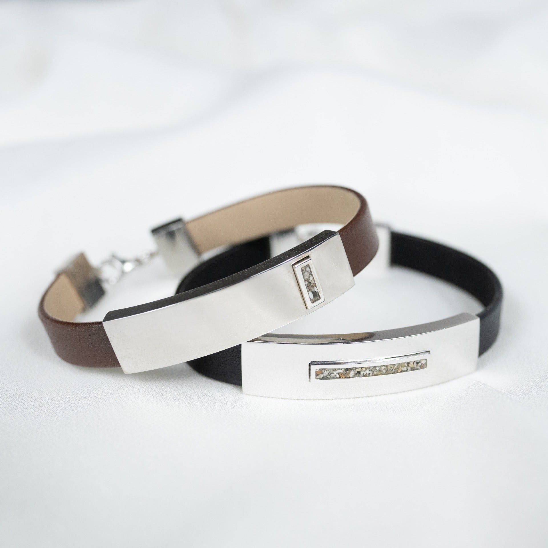 Lederen armband voorzien van as of haar in sluiting in zilver of goud.alle