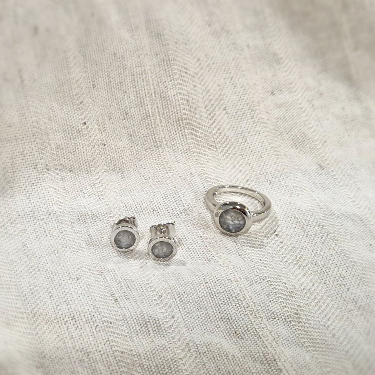 Rond gevormde oorstekers 8 mm aan de voorzijde zichtbaar gevuld met as of haar. alle