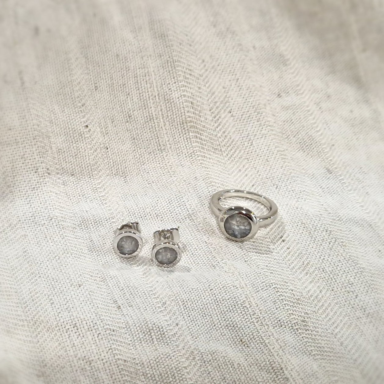 Rond gevormde oorstekers 8 mm aan de voorzijde zichtbaar gevuld met as of haar. Alle