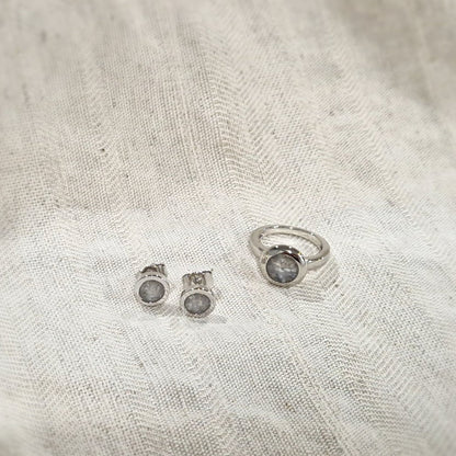 Rond gevormde oorstekers 8 mm aan de voorzijde zichtbaar gevuld met as of haar. Alle